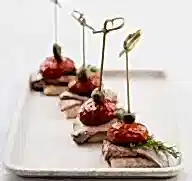 Канапе с бараниной и вяленым томатом (10 шт)